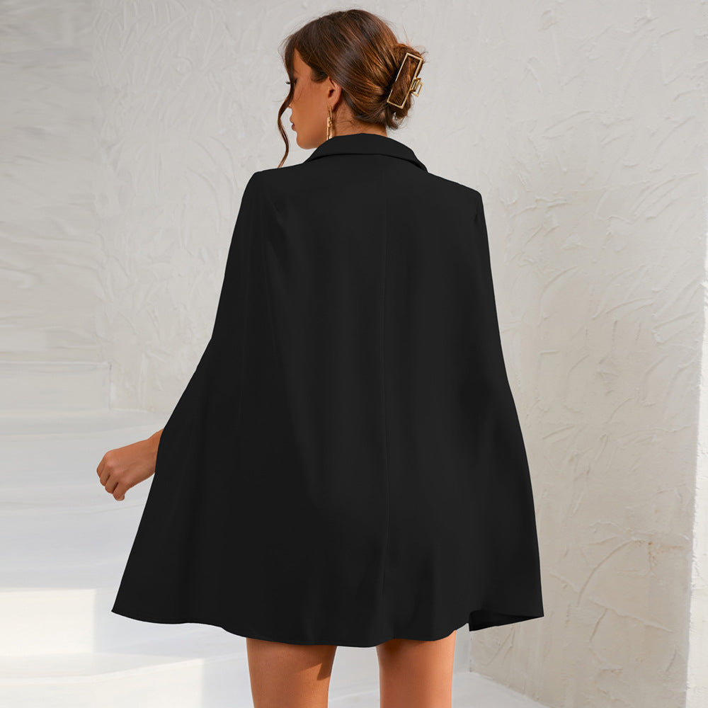 Chic Cape Blazer Mini Kjole med Belte og Gull Detaljer