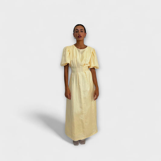 Josephine - Luftig Smørgul Maxi Kjole for Sommerarrangementer