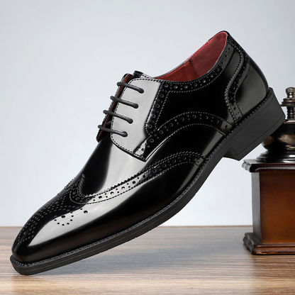 Herresko i patentlær med broguedetaljer – Stilig wingtip-design for formelle anledninger