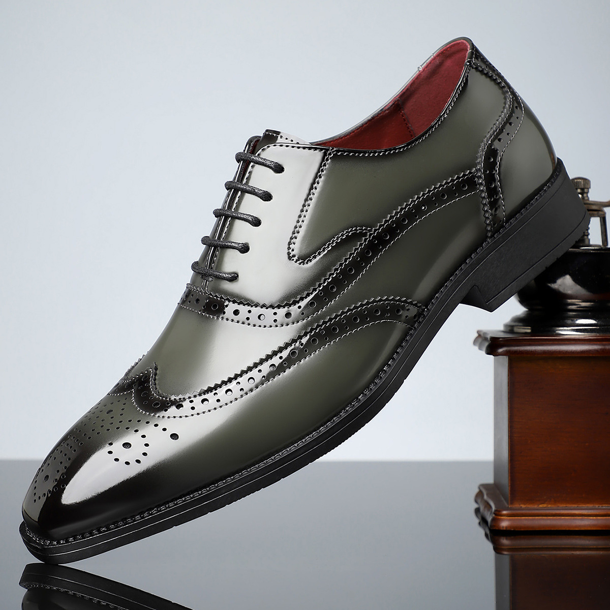 Herresko i patentlær med broguedetaljer – Stilig wingtip-design for formelle anledninger