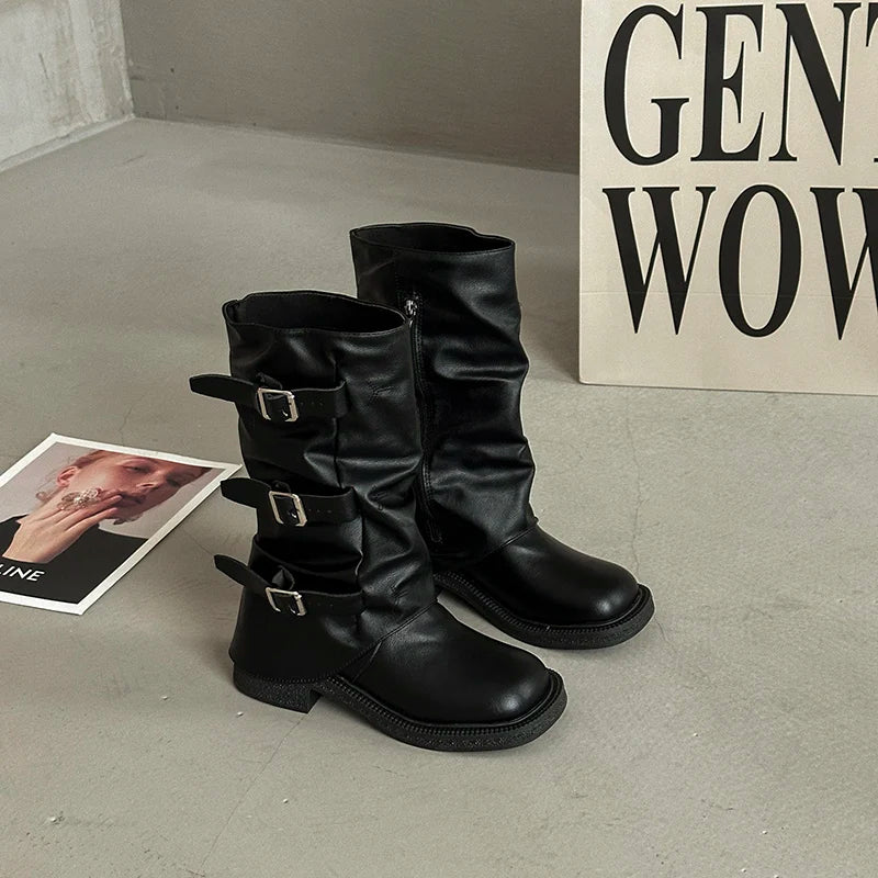 Charlotte - Retro Knelengde Moteboots for Alle Anledninger