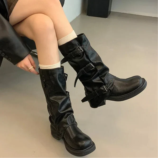 Charlotte - Retro Knelengde Moteboots for Alle Anledninger
