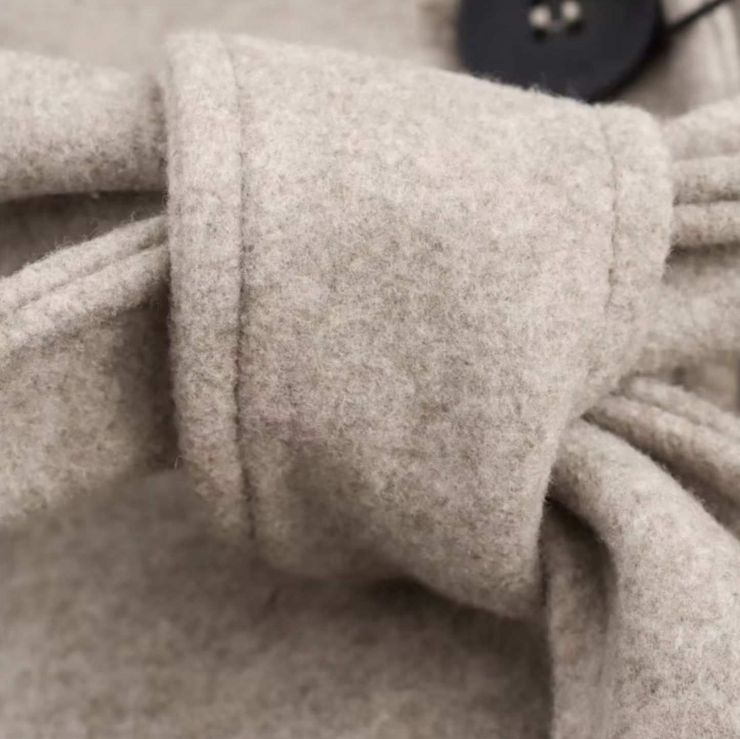 Chic Beige Dobbelbrystet Trench Coat med Fuskepels Krage for Stilige Utflukter