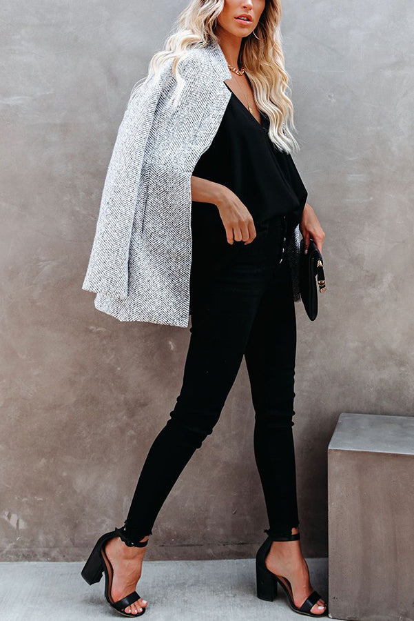 Kvinnens Langline Kåpe i Lys Grå – Chic Yttertøy for Alle Anledninger